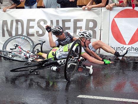 Daniel Lehner, AUT, Team Gourmetfein Simplon, und Kristof Vandewalle, BEL, Team Trek Factory Racing, stuerzen ueber die Ziellinie, 8. Etappe Podersdorf, Burgenland - Wien