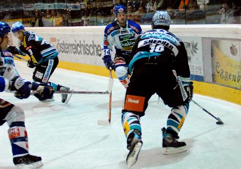 #19 Rob Shearer, Liwest Black Wings Linz im Duell an der Bande mit der #14 Devin Edgerton, VSV.
