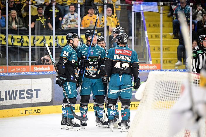 Brian Lebler (Steinbach Black Wings Linz) feiert das Tor zum 4 zu 2, 9. Runde ICE, Steinbach Black Wings Linz vs HC Falkensteiner Pustertal, Linz AG Eisarena