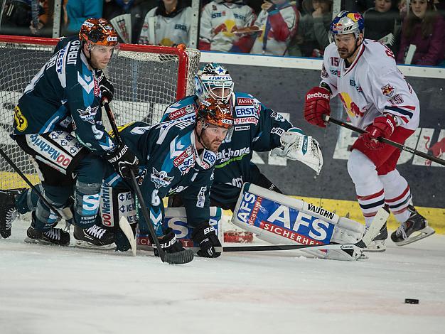 Andy Hedlund und Michael Ouzas, Linz verteidigen gegen Manuel Latusa, Salzburg, EC Red Bull Salzburg vs EHC Liwest Black Wings Linz, Halbfinale, Semifinale, Play-Offs 