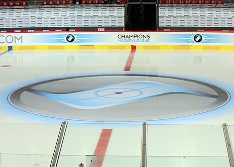 Das Logo der Champion Hockey League im Bullykreis in der Budvar Arena in Ceske Budejovice.  