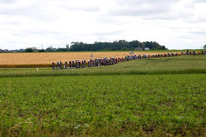 Das Peloton am Weg durch Oberösterreich von St. Florian zur  Höss, Hinterstoder , 14. Int. Raiffeisen OÖ-Radrundfahrt UCI Kat. 2.2