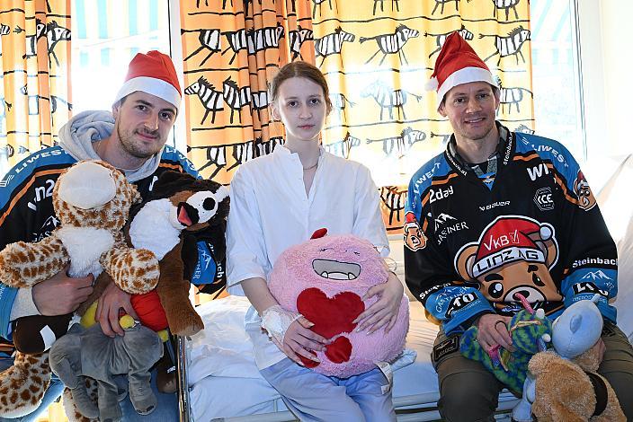 Mit Head Coach Philipp Lukas und  Raphael Wolf übergeben Teddybären an das Kepler Universitäts Klinikum Linz, Linz AG Eisarena 