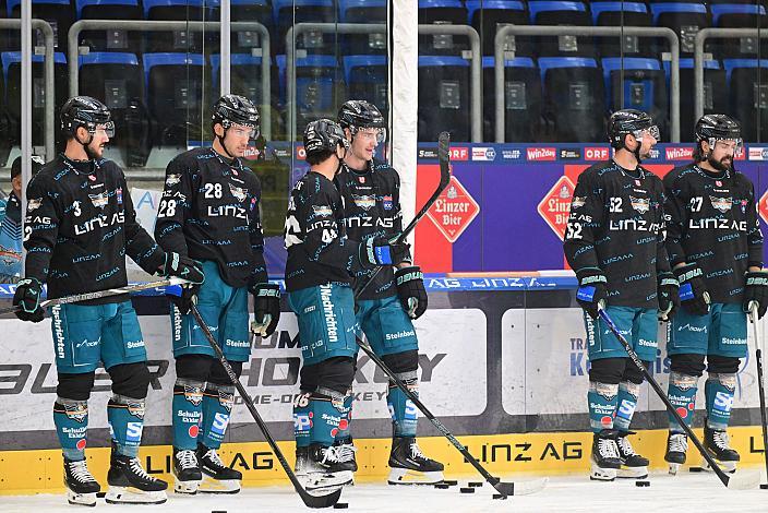 Das Team der Steinbach Black Wings Linz beim Warm up, 2. Runde ICE, Steinbach Black Wings Linz vs Milano Hockey Club, Linz AG Eisarena