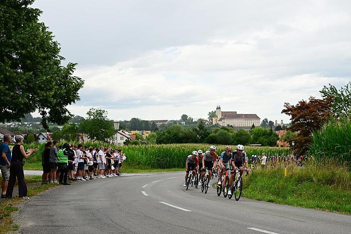 Das Peloton bei Stainz mit Team UAE Team Emirates - XRG