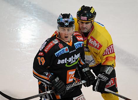 Rob Shearer Liwest Black Wings Linz, und Sean Selmser EV Vienna Capitals