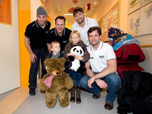 Die Linzer Black Wings, ueberbringen die gesammelten Stofftiere in der Landeskinderklinik im Michael Ouzas, Curtis Murphy, Andrew Jacob Kozek und kleine Patienten.