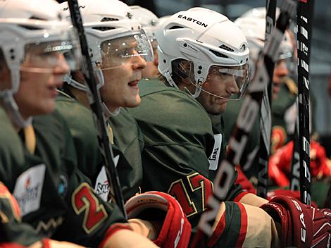 Die Spielerbank der Froelunda Indians, Froelunda Indians vs HC CSOB Pardubice