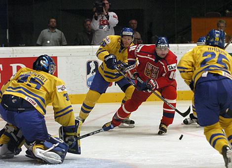 Eishockey Superstar #68 Jaromir Jagr, TCH stuermt auf das Tor der SChweden, gehuetet von Henrik Lundqvist.