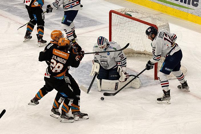 Martin Stanjoch (Steinbach Black Wings Linz) vor Tormann Rasmus Tirronen (Hydro Fehervar AV 19) Steinbach Black Wings Linz vs Fehervar AV19, bet-at-home ICE Hockey League