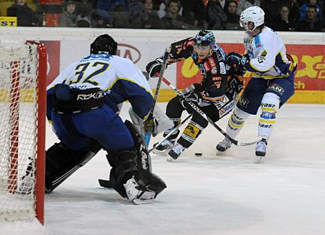 Daniel Oberkofler, Liwest Black Wings Linz stuermt auf das Tor des KHL Medvescak Zagreb 