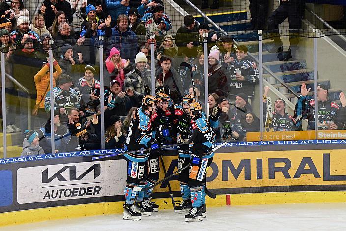 Die Steinbach Black Wings Linz feiern das Tor zum 2  zu 0 durch Luka Maver (Steinbach Black Wings Linz) Win2Day ICE Hockey League,  Steinbach Black Wings Linz vs HCB Suedtirol Alperia ,  Linz AG Eisarena