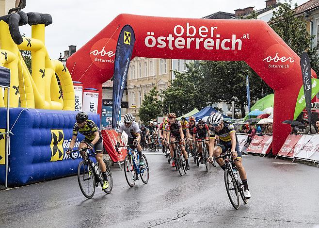 Das Feld bei der Zieldurchfahrt, 2. Etappe Rohrbach - Rohrbach, OberÃ¶sterreich Junioren Rundfahrt