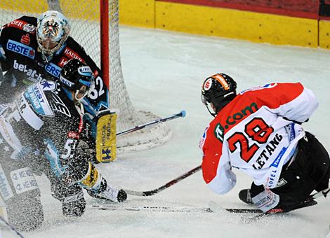 #28 Alan Letang, HC Innsbruck scheitert an Alex Westlund und Robert Lukas, Liwest Black Wings Linz.  