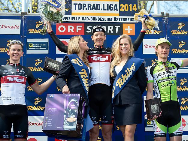 Der Sieger Josef Benetseder, Tirol Cycling Team, 2. Platz Gregor Muehlberger, Tirol Cycling Team, 3. Platz Felix Groszschartner, Team Gourmetfein Simplon Wels am Siegerpodest.