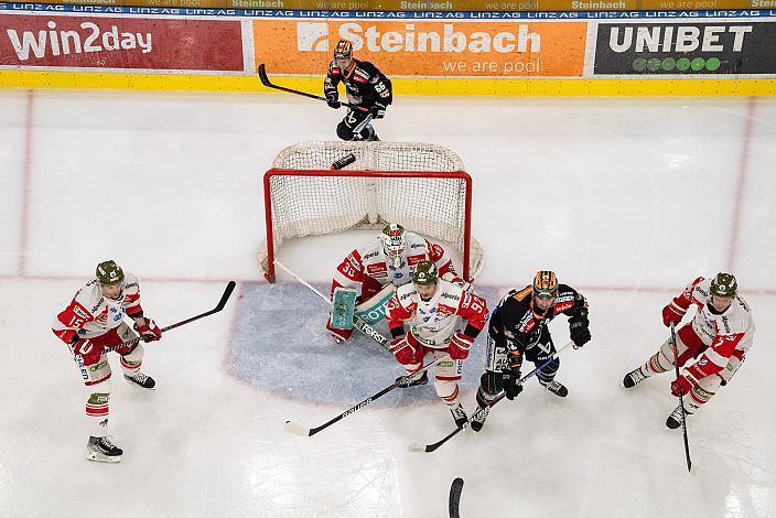 Martin Schumnig (Steinbach Black Wings Linz) vor Tormann Samuel Harvey (HCB Suedtirol Alperia), Steinbach Black Wings Linz vs HCB Südtirol Alperia, Viertelfinale, 6. Runde ICE Hockey League, Linz AG Eisarena 