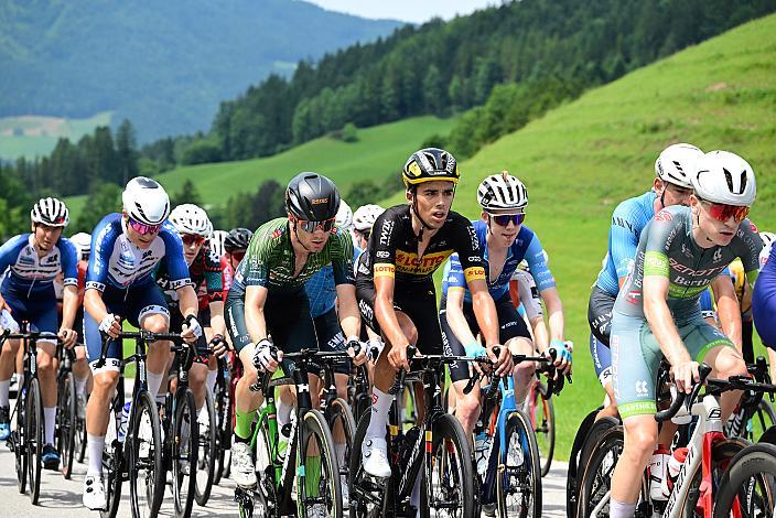 Das Peloton unterwegs in der Region Ybbstal, bei Hollenstein an der Ybbs, Team Manager Dominik Hrinkow (AUT, Hrinkow Advarics Cycleang Team) Vier Länder Meisterschaft U23,  Austria
