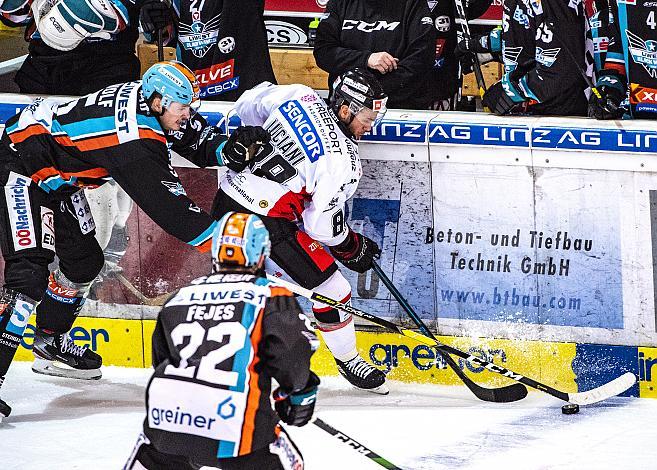 Im Bild: Raphael Wolf (EHC Liwest Black Wings Linz), Anthony Luciani (HC Orli Znojmo),  Eishockey,  EHC Liwest Black Wings Linz vs HC Orli Znojmo