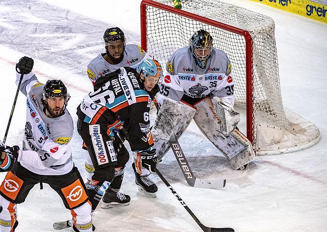 Im Bild: Stefan Gaffal (EHC Liwest Black Wings Linz), Jordan Subban (Dornbirn Bulldogs), Tormann Juha Johannes JÃ¤rvenpÃ¤Ã¤ (Dornbirn Bulldogs), Eishockey,  EHC Liwest Black Wings Linz vs Dornbirn Bulldogs