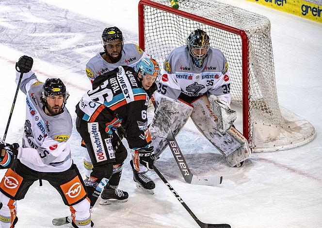 Im Bild: Stefan Gaffal (EHC Liwest Black Wings Linz), Jordan Subban (Dornbirn Bulldogs), Tormann Juha Johannes JÃ¤rvenpÃ¤Ã¤ (Dornbirn Bulldogs), Eishockey,  EHC Liwest Black Wings Linz vs Dornbirn Bulldogs