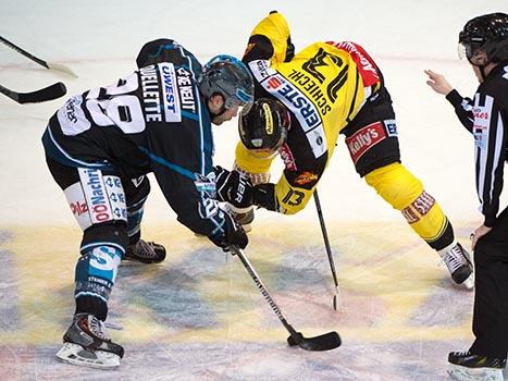 Mike Ouellette, Linz und Michael Schiechl, Vienna, EHC Liwest Black Wings Linz vs UPC Vienna Capitals 1. SF