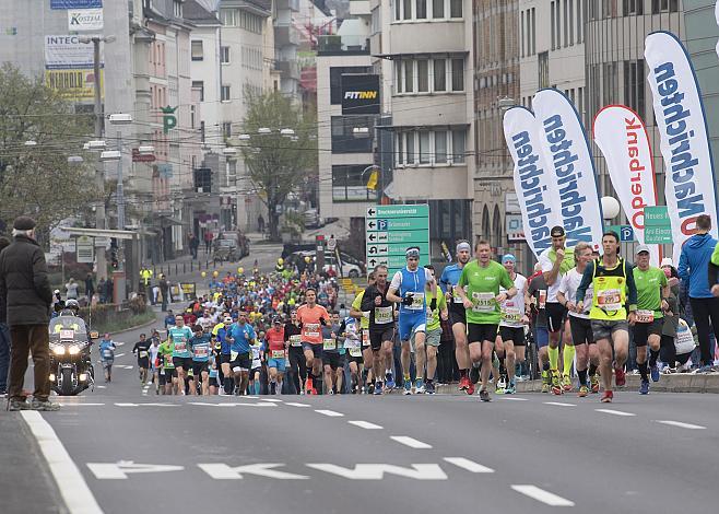 die LÃ¤ufer auf der NibelungenbrÃ¼cke  14.04.2019 Leichtathletik Linz Marathon