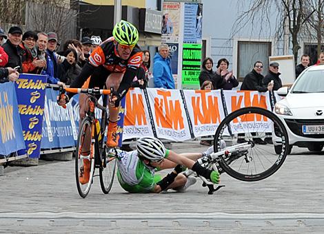 Petr Lechner, Team KTM Arboe Gebrueder Weiss Oberndorfer im Zielsprint mit Christoph Sokoll, Team Arboe Wels Gourmetfein welcher stuerzt.