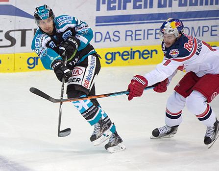 Fabio Hofer (EHC Liwest Black Wings Linz) und Alexander Rauchenwald (EC Red Bull Salzburg), EHC Liwest Black Wings Linz vs EC Red Bull Salzburg, Platzierungsrunde