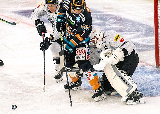 Brian Lebler (Steinbach Black Wings 1992) vor Tormann Oskar Östlund (Dornbirn Bulldogs), Black Wings Linz vs Dornbirn Bulldogs , Eishockey, Bet at Home ICE Hockey League