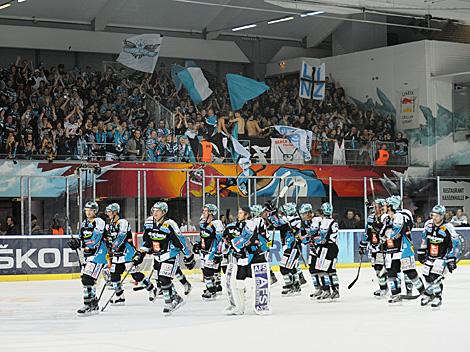 linz feiert den Sieg in Salzburg, EC Red Bull Salzburg vs. EHC Liwest Black Wings Linz 