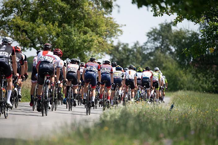 Das Feld der Fahrer bei Bad Wimsbach 46. Int. Keine Sorgen,  Junioren Rundfahrt UCI Kat. MJ 2.1, 3. Etappe Bad Wimsbach/Neydharting - Strass im Attergau