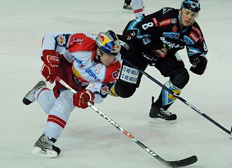 #51 Matthias Trattnig, Stuermer, EC Red Bull Salzburg verfolgt von der #8 Michael Mayr, EHC Liwest Black Wings Linz.