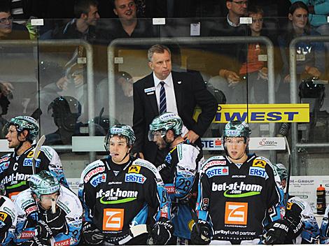 Trainer Robert Daum auf der Linzer Bank, EHC Liwest Black Wings Linz vs. EC KAC
