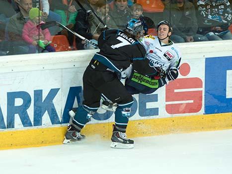 Brian Lebler Linz, an der Bande, EHC Liwest Black Wings Linz vs Straubing Tigers