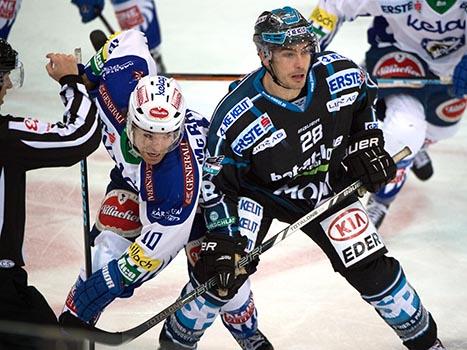Mike Ouellette, Linz, und Brock McBride, VSV, EHC Liwest Black Wings Linz vs EC VSV