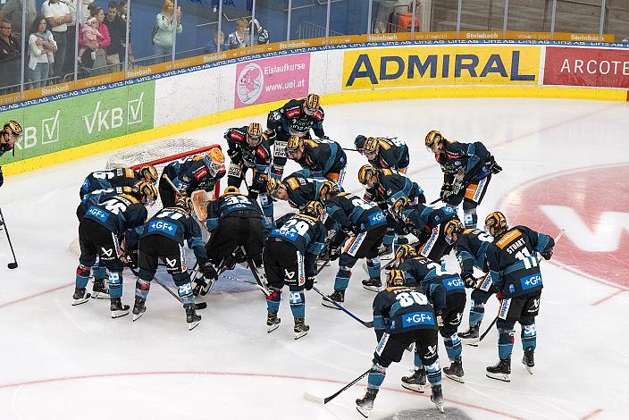 Das Team der Steinbach Black Wings Linz Steinbach Black Wings Linz vs EC IDM Wärmepumpen VSV, 2. Runde ICE Eishockey Liga, Linz AG Eisarena