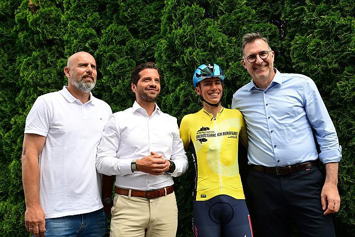 Mario Rossmann (Präsident Cycling Upper Austria, Oberösterreich), Im Gelben Trikot des Gesamtführenden Henrique Ribeiro Bravo (BRA, Soudal - Quickstep Devo Team) 3. Etappe Asten - Bad Schallerbach, Oberösterreich Rundfahrt