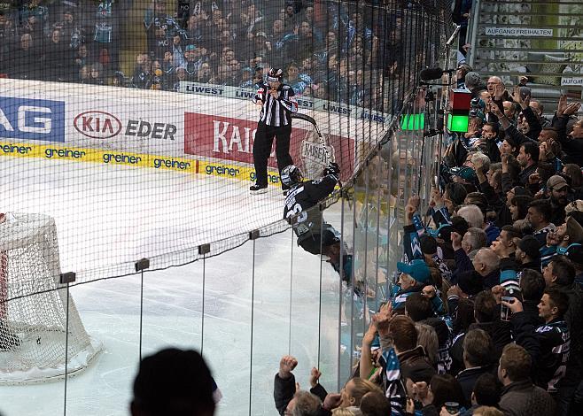 Fabio Hofer (EHC Liwest Black Wings Linz) feiert  EHC Liwest Black Wings Linz vs KHL Medvescak Zagreb, 4. Viertelfinale