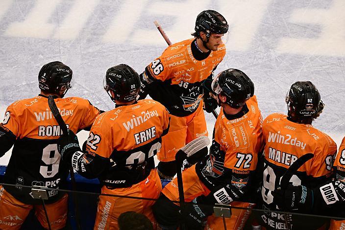 Niklas Würschl (Steinbach Black Wings) feiert das Tor zum 1 zu 1, 7. Runde ICE, Steinbach Black Wings Linz vs Moser Medical Graz 99ers, Linz AG Eisarena 