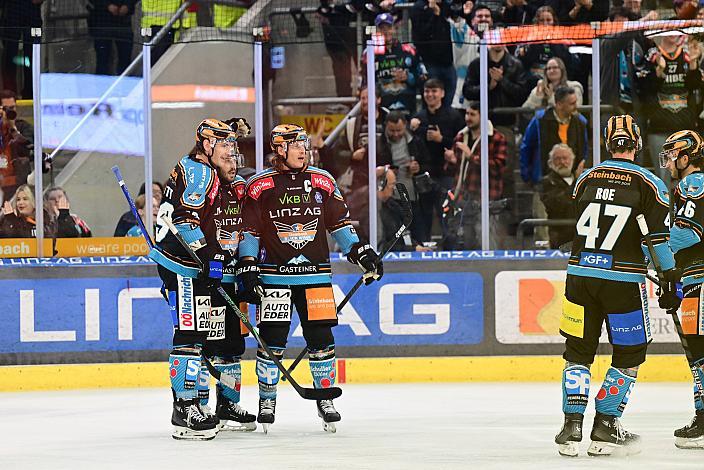 Graham Knott (Steinbach Black Wings Linz), Brian Lebler (Steinbach Black Wings Linz) feiern das Tor zum 8 zu 2 Endstand, Win2Day ICE Hockey League,  Steinbach Black Wings Linz vs Migross Supermercati Asiago Hockey,  Linz AG Eisarena 