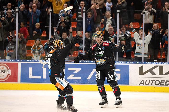 Emilio Romig (Steinbach Black Wings Linz), Graham Knott (Steinbach Black Wings Linz) jubeln Steinbach Black Wings Linz vs EC KAC, 8. Runde ICE Hockey League, Steinbach Black Wings Linz, Linz AG Eisarena 