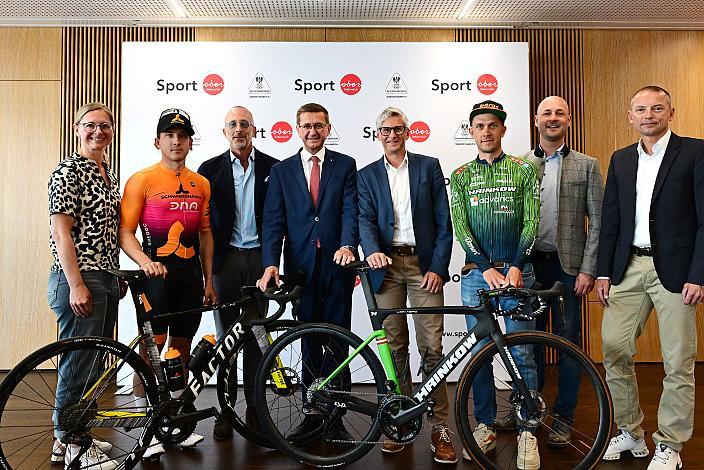 v.l. Helga Mitmasser (Tour - Direktorin), Marvin Hammerschmid (AUT, Cycling Team Schwingshandl), Oberösterreich Wirtschafts- und Sport-Landesrat Markus Achleitner (ÖVP), GF Patrick Hochhauser, Vitalwelt-GF Philipp Haas und Bürgermeister Markus Brandlmayr, Riccardo Zoidl (AUT, Hrinkow Advarics), Alois Badegruber (LRV Oberösterreich) Pressekonferenz Int. Raiffeisen Oberösterreich Rundfahrt (UCI Kat. 2.2), Olympiazentrum Linz