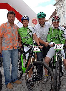 Hannes Trinkl, Christian Hoffmann, Fritz Strobl und Gerhard Hrinkow vor dem Start zum MTB City Kriterium, in Steyr.