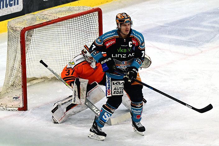 Brian Lebler (Steinbach Black Wings Linz) vor Tormann Jonas Gunnarsson (Moser Medical Graz 99ers) Win2Day ICE Hockey League,  1. Viertelfinale, Steinbach Black Wings Linz vs Moser Medical Graz 99ers,  Linz AG Eisarena 