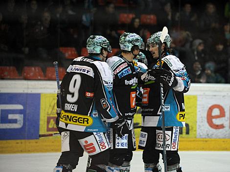 Linz feiert den Treffer zum 2 zu 0, EHC Liwest Black Wings Linz vs. HDD Tilia Olimpija Ljubljana 