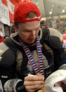 #26 Thomas Vanek, Stuermer, Team Austria, signiert Fanartikel fuer die Fans.