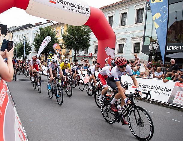 Im Gelben Trikot des Gesamtführenden Alec Segaert (BEL, Gaverzicht Be - Okay) im Ziel in Rohrbach - Berg, 46. Int. Keine Sorgen,  Junioren Rundfahrt UCI Kat. MJ 2.1, 2. Etappe Rohrbach - Rohrbach