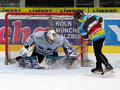 Die Preistraeger des Liwest Black Wings Linz Gewinnspiels beim Training mit Alex Westlund, Philipp Lukas, Gregor Baumgartner