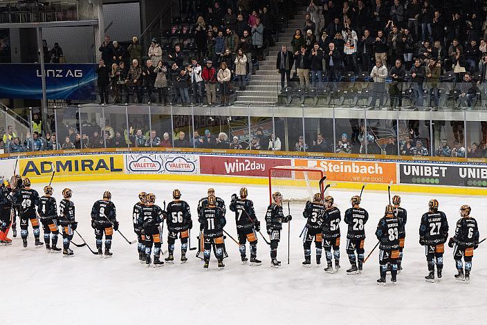 Die Steinbach Black Wings Linz feiern den Heimsieg, Steinbach Black Wings Linz vs HK SZ Olimpija, 30. Runde, Trikot Movember, ICE Hockey League, Steinbach Black Wings Linz, Linz AG Eisarena 
