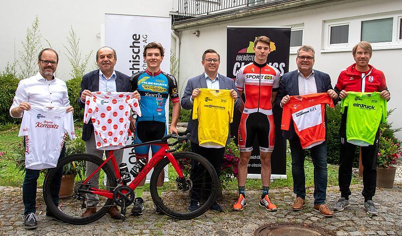 v.l. Harald Maier-Kern, Stadtrad Sport Marchtrenk, Paul Resch (Präsident LRV Oberösterreich), Adrian Stieger (AUT, RC ARBÖ Felbermayr Wels), Stadtrat Marchtrenk Kurt Schatzl (OÖ Versicherung), Jakob Purtscheller (AUT, Team Felbermayr Wels), Bürgermeister Paul Mahr, Marchtrenk, Valentin Zeller (LRV OÖ Landestrainer Radsport),Pressekonferenz, 46. Int. Keine Sorgen Oberösterreich Juniorenrundfahrt
